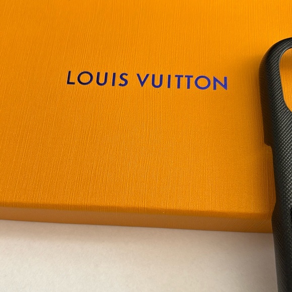 Louis Vuitton iPhone 15 case black - Picture 3 of 4